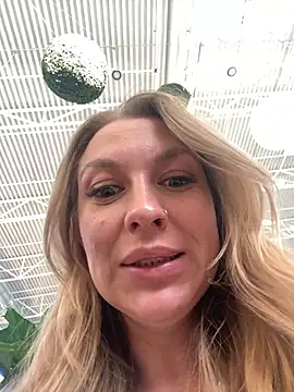 Snapshot of Sweet___Emily chatting on 11.04.25 Sweet Emily online show from 11.04.25