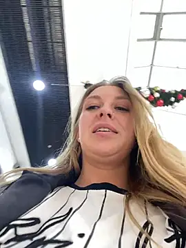 Snapshot of Sweet___Emily chatting on 11.09.25 Sweet Emily online show from 11.09.25