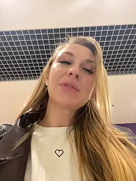 Snapshot of Sweet___Emily chatting on 12.04.25 Sweet Emily online show from 12.04.25