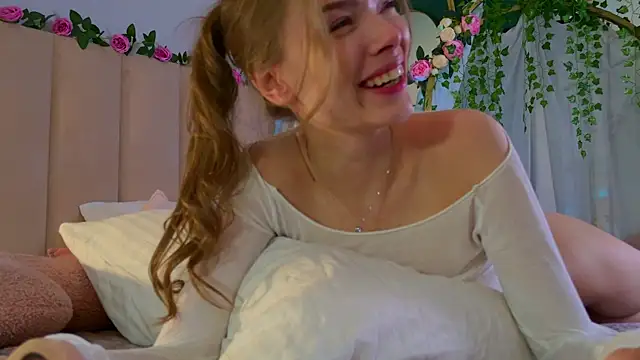 Snapshot of Eva_Natsumi chatting on 12.08.24 Eva Natsumi online show from 12.08.24