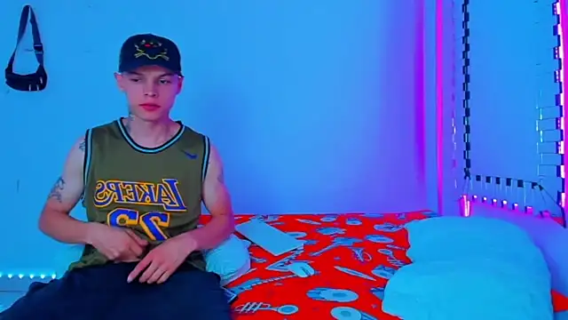 Snapshot of HOT_boy2025 chatting on 12.17.24 HOT boy2025 online show from 12.17.24