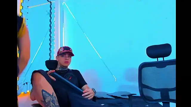 Snapshot of HOT_boy2025 chatting on 09.10.25 HOT boy2025 online show from 09.10.25