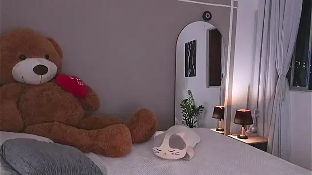 Snapshot of AnnyHizzle chatting on 10.06.25 AnnyHizzle online show from 10.06.25