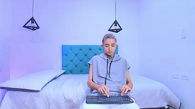 Tinny and Candy online show from 03.11.25