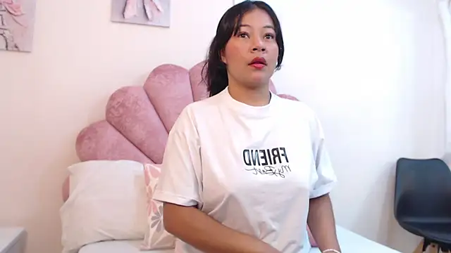 Snapshot of MilaaAdams chatting on 06.17.26 MilaaAdams online show from 06.17.26