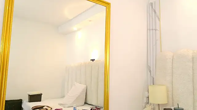 Juliabadlee online show from 12.15.25