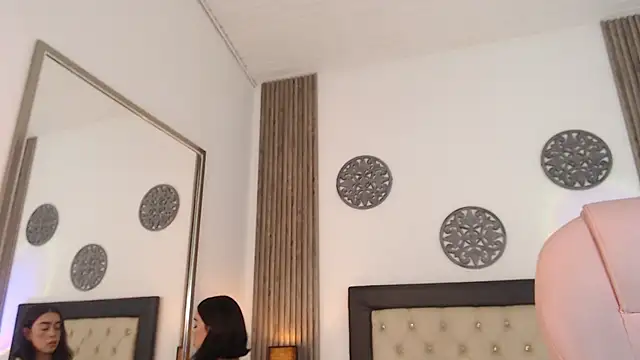 Julieta De Los Angeles online show from 12.30.24