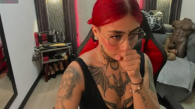 selene red  online show from 02.05.25