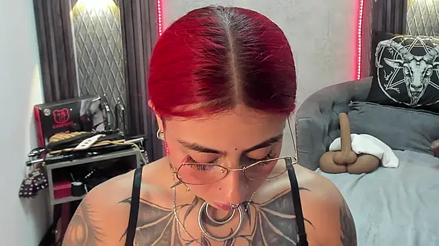 selene red  online show from 02.11.25