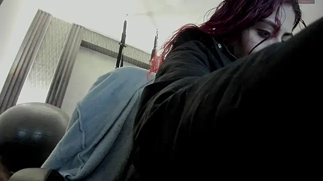 selene red  online show from 11.02.25