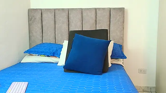 Snapshot of karina_lewis_ chatting on 09.11.25 karina lewis online show from 09.11.25