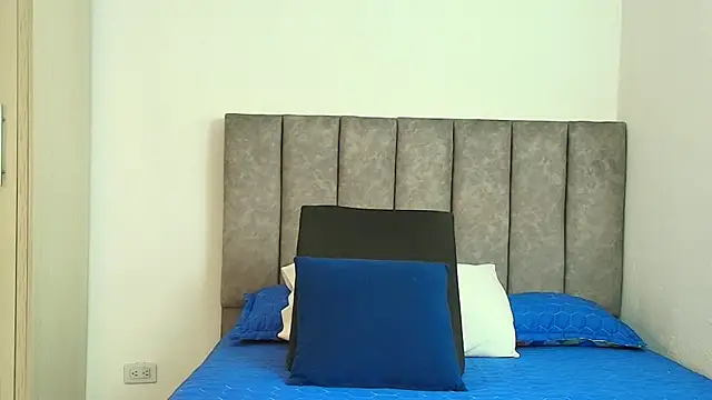 Snapshot of karina_lewis_ chatting on 10.13.25 karina lewis online show from 10.13.25