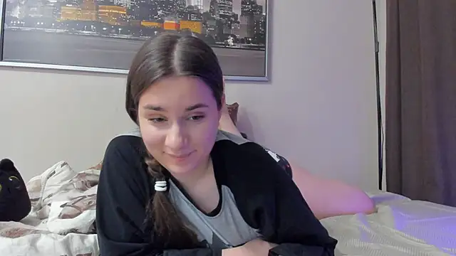 Snapshot of LunaWines chatting on 03.15.25 LunaWines online show from 03.15.25