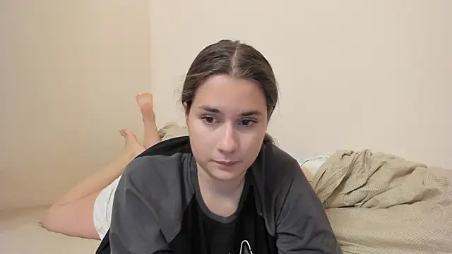 Snapshot of LunaWines chatting on 10.04.25 LunaWines online show from 10.04.25