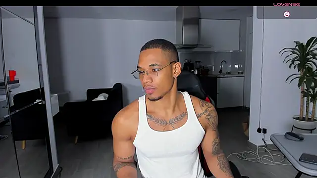 Snapshot of TROYWESLY- chatting on 09.26.25 TROYWESLY- online show from 09.26.25