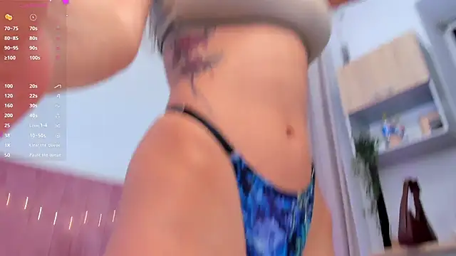 Snapshot of AprilWong chatting on 01.08.25 AprilWong online show from 01.08.25