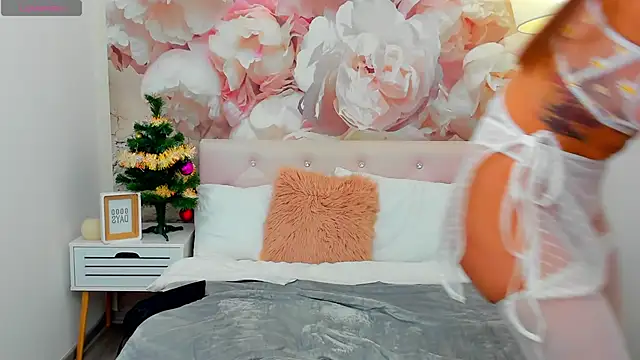 Snapshot of AprilWong chatting on 12.20.25 AprilWong online show from 12.20.25