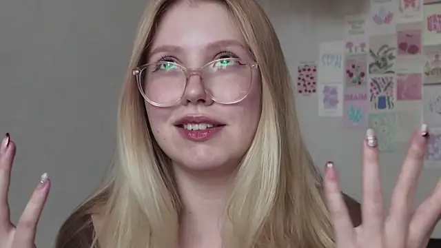 Snapshot of HoneyAudrey chatting on 10.24.25 HoneyAudrey online show from 10.24.25