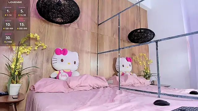 Snapshot of _LittleLia chatting on 02.05.25 LittleLia online show from 02.05.25