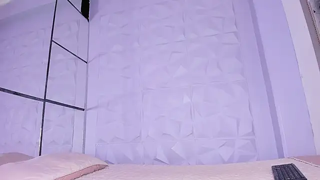 Snapshot of _LittleLia chatting on 11.19.25 LittleLia online show from 11.19.25