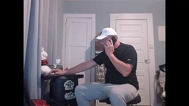 Snapshot of straightinyou chatting on 01.20.25 straightinyou online show from 01.20.25