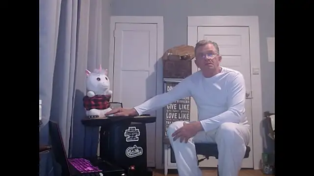 Snapshot of straightinyou chatting on 02.04.25 straightinyou online show from 02.04.25