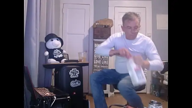 Snapshot of straightinyou chatting on 02.05.25 straightinyou online show from 02.05.25