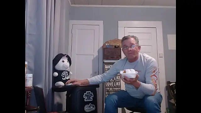 Snapshot of straightinyou chatting on 02.10.25 straightinyou online show from 02.10.25