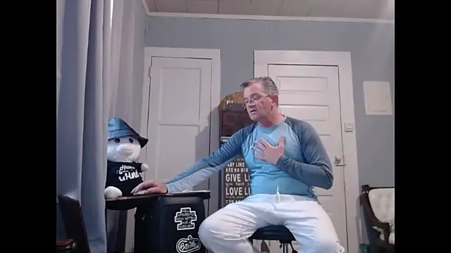 Snapshot of straightinyou chatting on 02.10.25 straightinyou online show from 02.10.25