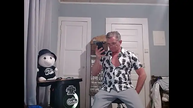 Snapshot of straightinyou chatting on 02.10.25 straightinyou online show from 02.10.25