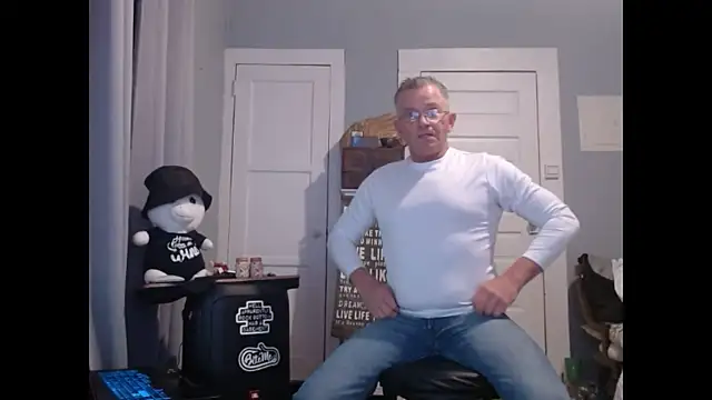 Snapshot of straightinyou chatting on 02.13.25 straightinyou online show from 02.13.25