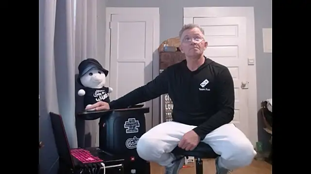 Snapshot of straightinyou chatting on 02.13.25 straightinyou online show from 02.13.25