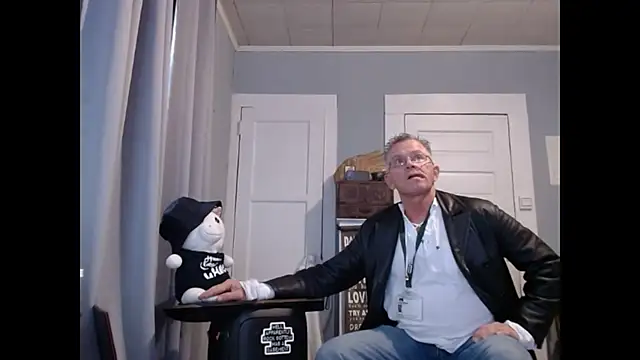 Snapshot of straightinyou chatting on 02.13.25 straightinyou online show from 02.13.25