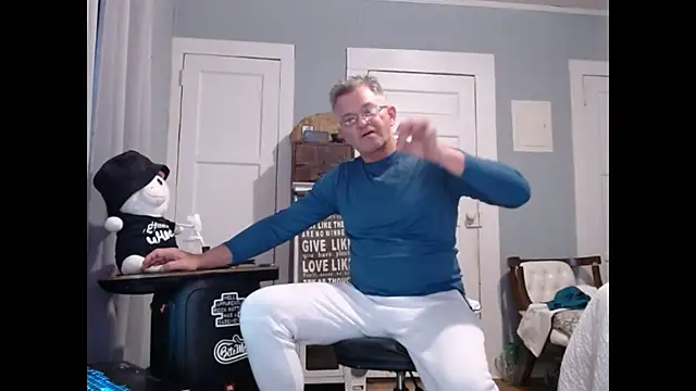 Snapshot of straightinyou chatting on 02.14.25 straightinyou online show from 02.14.25