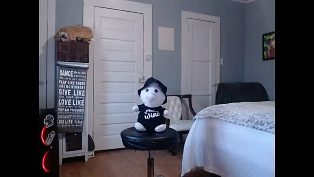 Snapshot of straightinyou chatting on 02.14.25 straightinyou online show from 02.14.25