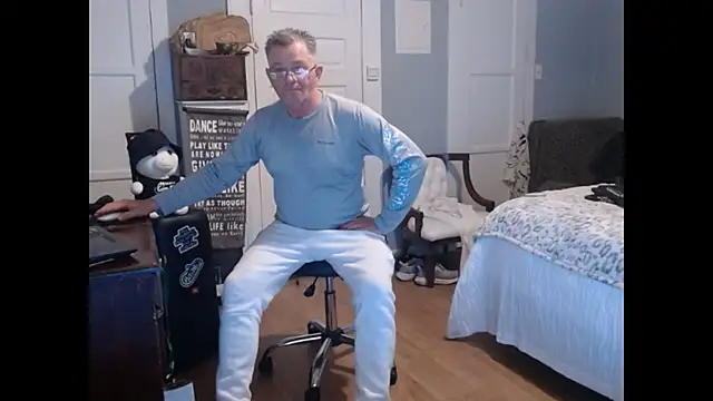 Snapshot of straightinyou chatting on 02.15.25 straightinyou online show from 02.15.25