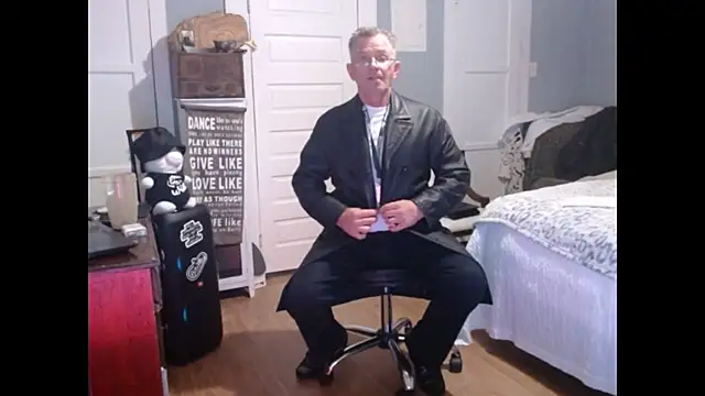 Snapshot of straightinyou chatting on 02.15.25 straightinyou online show from 02.15.25