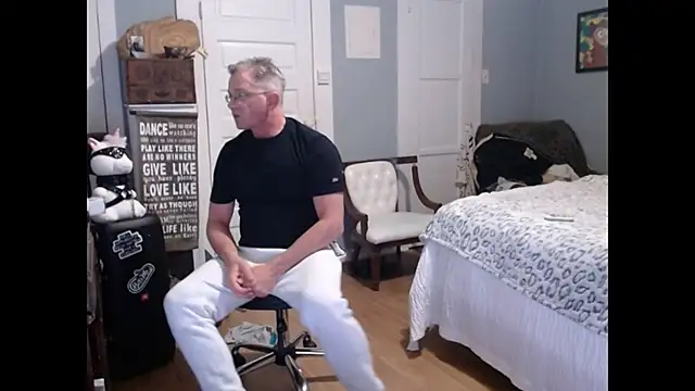 Snapshot of straightinyou chatting on 02.16.25 straightinyou online show from 02.16.25