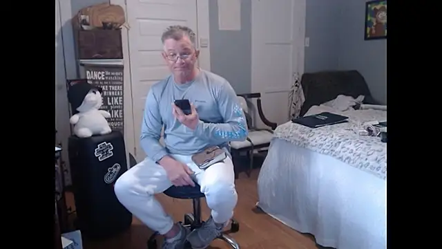 Snapshot of straightinyou chatting on 02.18.25 straightinyou online show from 02.18.25