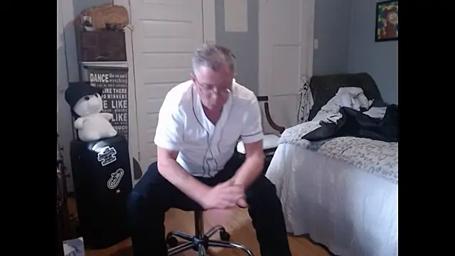 Snapshot of straightinyou chatting on 02.18.25 straightinyou online show from 02.18.25