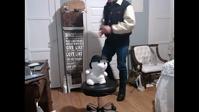 Snapshot of straightinyou chatting on 02.21.25 straightinyou online show from 02.21.25