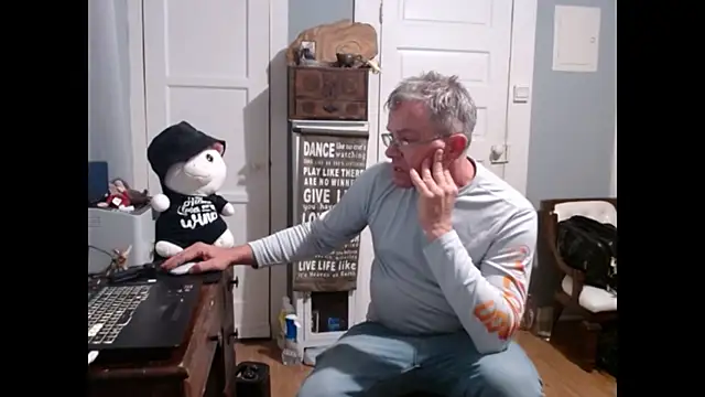 Snapshot of straightinyou chatting on 03.03.25 straightinyou online show from 03.03.25