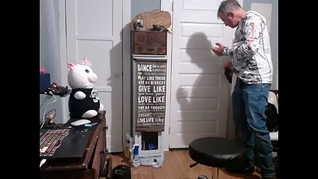 Snapshot of straightinyou chatting on 03.04.25 straightinyou online show from 03.04.25