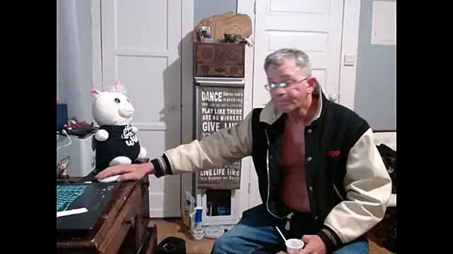 Snapshot of straightinyou chatting on 03.04.25 straightinyou online show from 03.04.25