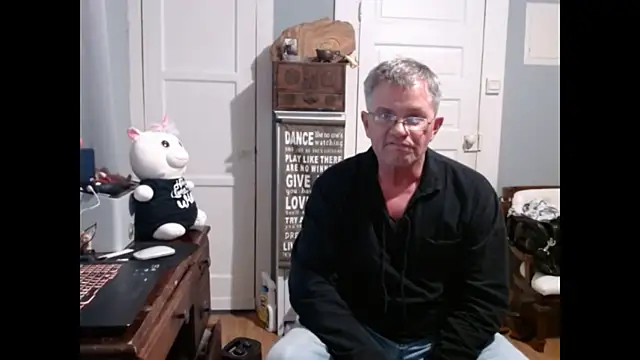 Snapshot of straightinyou chatting on 03.04.25 straightinyou online show from 03.04.25