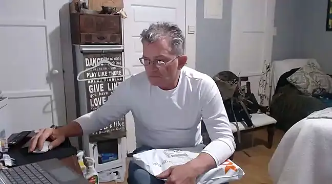 Snapshot of straightinyou chatting on 03.13.25 straightinyou online show from 03.13.25