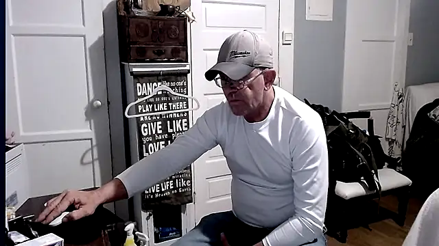 Snapshot of straightinyou chatting on 03.13.25 straightinyou online show from 03.13.25