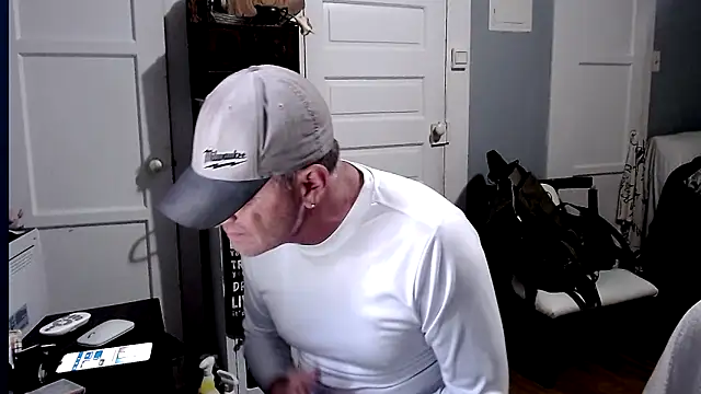 Snapshot of straightinyou chatting on 03.13.25 straightinyou online show from 03.13.25