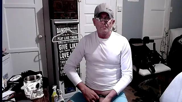 Snapshot of straightinyou chatting on 03.13.25 straightinyou online show from 03.13.25