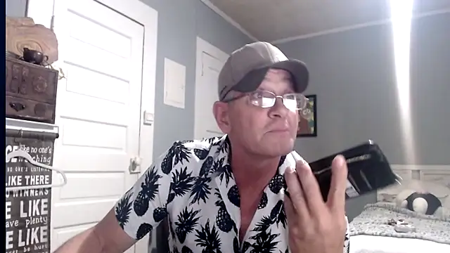 Snapshot of straightinyou chatting on 03.14.25 straightinyou online show from 03.14.25